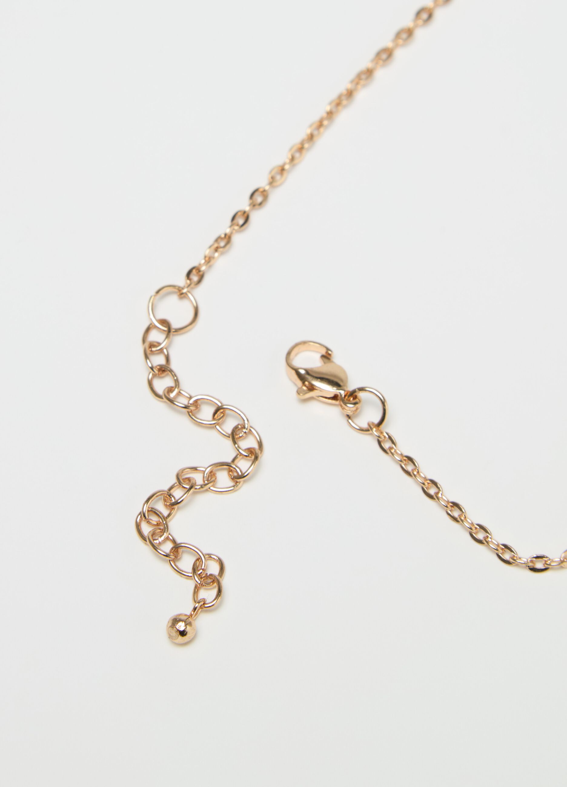 Collar dorado con colgantes