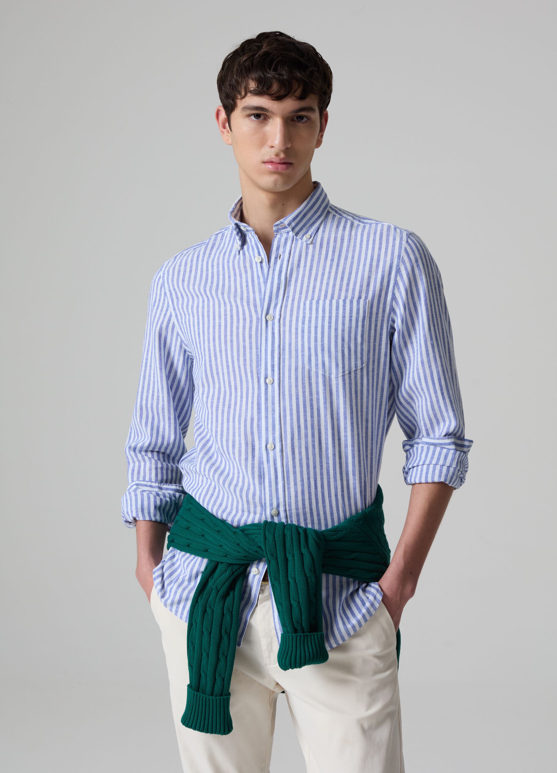 Camisa regular fit de rayas con cuello abotonado_2
